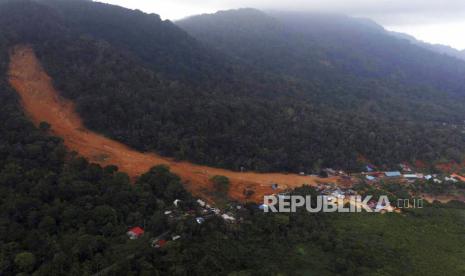 Foto udara yang dirilis Badan Nasional Penanggulangan Bencana (BNPB) pada Rabu (8/3/2023), memperlihatkan sebuah desa yang terkena longsor di Pulau Serasan, Kabupaten Natuna. Tim penyelamat  sedang mencari orang-orang yang diyakini terkubur di rumah mereka akibat tanah longsor yang mengoyak desa-desa setelah hujan deras dan menewaskan sejumlah orang. 