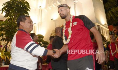 Corporate Secretary PT Bank Syariah Indonesia Tbk (BSI) Gunawan Arif Hartoyo menyapa salah satu pemain timnas Palestina saat Meet & Greet dan Gala Dinner timnas Indonesia vs Palestina di Taman Surya Surabaya, Ahad (11/6/2023) malam.