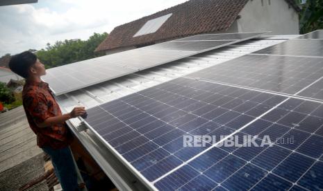 Program sedekah energi berupa panel surya dalam rangka Festival Muharram di Masjid Al Muharram, Brajan, Bantul, Yogyakarta, Sabtu (15/7/2023).