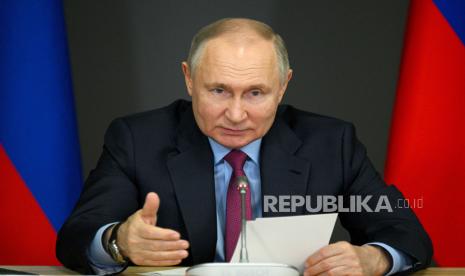 Presiden Rusia Vladimir Putin mengadakan pertemuan tentang dukungan proyek investasi di industri dalam negeri di kawasan industri Stankomash di Chelyabinsk, Rusia, (16/2/2024).