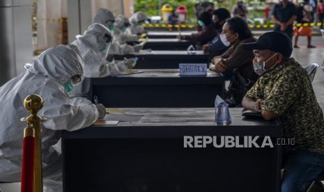 Petugas kesehatan mendata penumpang yang baru saja tiba di terminal kedatangan Bandar Udara Mutiara Sis Aljufri, Palu, Sulawesi Tengah, Selasa (14/4/2020). Pemerintah Kota Palu memperketat arus orang masuk yang menggunakan pesawat udara ke kota itu dengan memeriksa dan mendata setiap penumpang yang baru tiba untuk mencegah makin masifnya penularan virus corona di wilayah itu