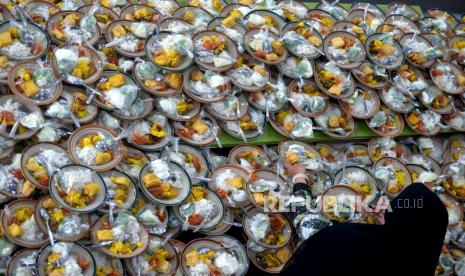 Relawan Masjid Jogokariyan menata piring makanan untuk berbuka puasa bersama di Masjid Jogokariyan, Yogyakarta, Kamis (23/3/2023). Jika masyarakat umum tetap diperbolehkan buka puasa bersama, kalangan pemerintah mulai dari tingkat pusat hingga daerah dilarang menggelar kegiatan buka puasa bersama. (ilustrasi)