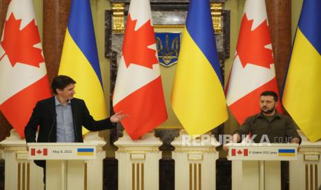  Presiden Ukraina Volodymyr Zelenskyy, kanan, dan Perdana Menteri Kanada Justin Trudeau, menghadiri konferensi pers setelah pertemuan mereka di Kyiv, Ukraina, Ahad, 8 Mei 2022.