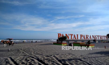 Andong menunggu penumpang di Pantai Parangtriris,  Yogyakarta, Kamis (25/6). Sepekan terakhir warga sudah mulai mengunjungi kembali mengunjungi Pantai Parangtritis. Hampir tiga bulan Pantai Parangtritis tidak dikunjungi wisatawan.