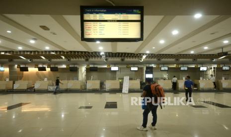 Seorang calon penumpang menanti jadwal keberangkatan di Bandara Internasional Sam Ratulangi, Manado, Sulawesi Utara, Rabu (7/7/2021). Sejak Pemberlakuan Pembatasan Kegiatan Masyarakat (PPKM) Mikro untuk wilayah Sulawesi Utara per 5 Juli 2021, jumlah penumpang transportasi udara mengalami penurunan dari total keberangkatan 2.181 penumpang pada 3 dan 4 Juli 2021 berkurang menjadi 1.020 penumpang pada 5 dan 6 Juli 2021, atau turun sebanyak 53 persen. 