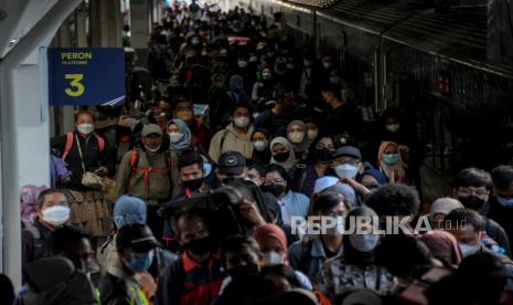 Sejumlah penumpang turun dari rangkaian Kereta  Lodaya tiba di Stasiun Bandung, Jawa Barat, Ahad (8/5/2022). 