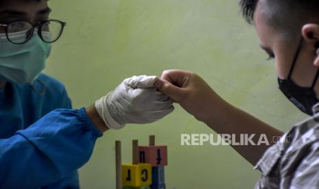 Pemerintah mengeluarkan imbuan pemberhentian sementara obat sirup sebagai kewaspadaan gangguan ginjal akut misterius. Orang tua yang anaknya sakit diminta ke dokter untuk mendapat obat yang tepat.