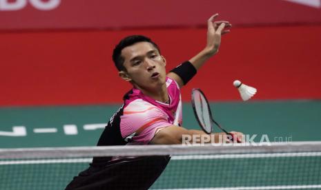  Jonatan Christie bertanding melawan pebulutangkis Indonesia Anthony Sinisuka Ginting dalam pertandingan bulu tangkis tunggal putra Grup B di BWF World Tour Finals di Bangkok, Thailand, Rabu, 7 Desember 2022.