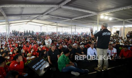 Capres nomor urut 3 Ganjar Pranowo menyampaikan gagasannya saat menghadiri peluncuran program KTP Sakti di Lapangan Bangsalan, Kecamatan Teras, Kabupaten Boyolali, Jawa Tengah, Sabtu (30/12/2023). 