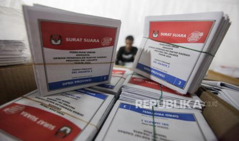 Pekerja melipat kertas surat suara untuk pemilihan calon legislatif DPRD Dapil III di Gudang Pergudangan Logistik KPU, Semper, Jakarta Utara, Selasa (9/1/2024). KPU Jakarta Utara mulai melipat dan menyortir surat suara Pemilu 2024 sebanyak 1.304 boks surat suara di KPU Jakut, 255 boks surat suara di gudang logistik Semper dan sebanyak 901.715 lembar surat suara dinyatakan dalam kondisi baik dan sudah dilipat alias siap digunakan.