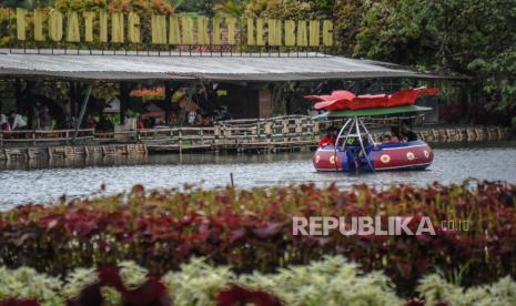 Wisatawan menaiki perahu di Kawasan Wisata Floating Market, Lembang, Kabupaten Bandung Barat.