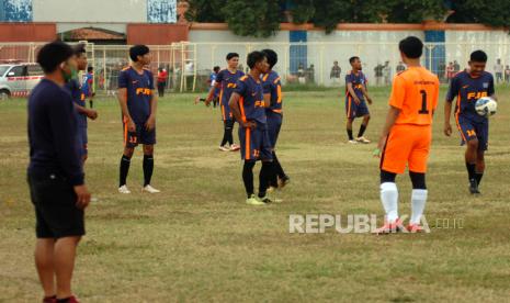 Sejumlah pemain Cantrang memasuki berada di lapangan saat pertandingan sepak bola Putra Cantrang FC dengan Bhayangkara FC dibatalkan di Stadion Yos Sudarso, Tegal, Jawa Tengah, Ahad (30/8/2020). Pihak panitia akhirnya membatalkan pertandingan tersebut dan pihak Bhayangkara FC mengundurkan diri dan memenangkan Putra Cantrang FC tanpa bertanding akibat penonton menerobos pintu masuk dengan tidak menerapkan protokol kesehatan seperti tidak menggunakan masker dan tidak menjaga jarak. 