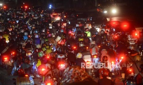 Pemudik  kendaraan roda dua terjebak kemacetan di persimpangan pos Peundeuy  Karawang, Jawa Barat, Selasa (12/6).