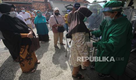 Sejumlah warga lanjut usia (lanais) melakukan pemeriksaan Kesehatan sebelum mendapat suntikan vaksin COVID-19 di Puskesmas Pakis, Surabaya, Jawa Timur, Selasa (23/2/2021). Pada vaksinasi COVID-19 tahap kedua ini, warga lansia menerima suntikan vaksin sebagai bagian dari upaya penanggulangan pandemi. 