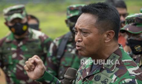 Kepala Staf Angkatan Darat (KSAD) Jenderal TNI Andika Perkasa (kanan) menyatakan penyalahgunaan anggaran Dikjurbaif dan Dikjuktaif tak bisa ditoleransi . 