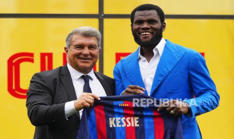  Gelandang Pantai Gading baru FC Barcelona Franck Kessie (kanan) berpose untuk fotografer dengan presiden klub Joan Laporta (kiri) selama presentasinya sebagai pemain baru klub sepak bola LaLiga Spanyol di Barcelona, ??Spanyol, 06 Juli 2022. Kessie telah menandatangani kontrak hingga 30 Juni 2026 yang mencakup klausul penghentian 500 juta euro.