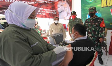 Dandim 0616/Indramayu Letkol Inf Teguh Wibowo (kanan) memantau pelaksanaan vaksinasi massal di Losarang, Indramayu, Jawa Barat, Selasa (29/6/2021). TNI AD melalui Kodim 0616/Indramayu menggelar serbuan vaksinasi COVID-19 untuk masyarakat dengan target 10.800 orang. 