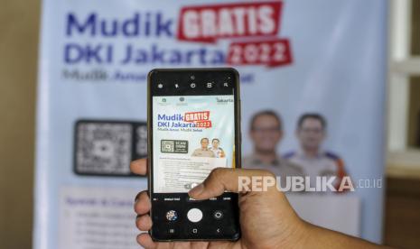 Warga memindai QR code peserta mudik gratis di Kantor Suku Dinas Perhubungan Jakarta Selaran, Rabu (20/4/2022). Tahun ini, program mudik gratis akan melayani perjalanan mudik menuju 19 kota/kabupaten di enam provinsi.