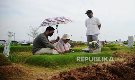 Warga berziarah ke makam keluarganya di TPU khusus Covid-19 Rorotan, Jakarta Utara, Senin (2/5/2022). Jelang Ramadhan, Muslim Harus Tahu Adab Ziarah Kubur