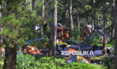 Suasana Camping Ground ramai pengunjung di kawasan hutan pinus Cikole, Lembang, Kabupaten Bandung Barat, Rabu (1/1/2025). Di tengah keramaian perayaan malam tahun baru 2025, banyak juga masyarakat yang memilih suasana hening dengan melakukan kemping di tengah hutan.