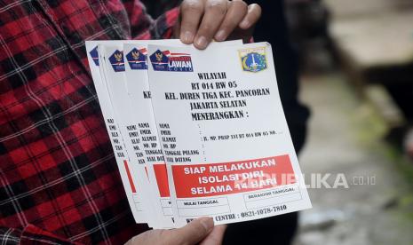 Stiker isolasi mandiri. Belasan pekerja konveksi yang berasal dari berbagai wilayah di luar Jakarta, terpaksa menjalankan isolasi secara mandiri, saat hendak bekerja di Kelurahan Kalianyar, Tambora, Jakarta Barat, karena tak punya SIKM.