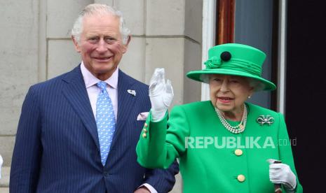 FOTO FILE: Ratu Inggris Elizabeth dan Pangeran Charles berdiri di balkon selama Kontes Jubilee Platinum, menandai berakhirnya perayaan Jubilee Platinum Ratu Elizabeth dari Inggris, di London, Inggris, 5 Juni 2022. 