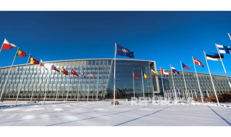 Bendera di Markas Besar NATO menjelang konferensi pers setelah pertemuan Kepala Pertahanan Militer NATO di Brussels, Belgia, (18/1/2024).