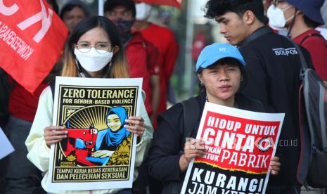 Para buruh dari Aliansi Buruh Bandung Raya dan mahasiswa menggelar aksi memperingati Hari Buruh Internasional atau May Day di kawasan Cikapayang, Jl Ir H Djuanda, Kota Bandung, Senin (1/5/2023). Aksi tersebut di antaranya menuntut dicabutnya Omnibus Law UU Cipta Kerja dan upah layak.