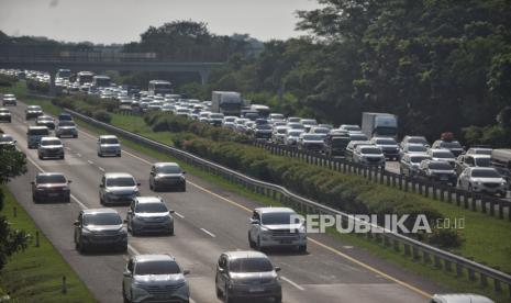 Sejumlah pemudik mengurangi laju kendaraannya saat melintasi jalan tol Palimanan-Kanci (Palikanci) KM 192, Cirebon, Jawa Barat, Ahad (7/4/2024). 