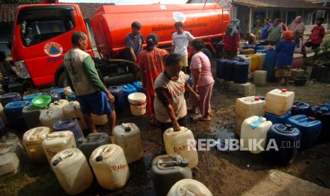 Sejumlah warga antre untuk mendapatkan jatah saat penyaluran air bersih di Desa Tamansari, Kabupaten Tegal, Jawa Tengah, Rabu (14/6/2023). Badan Penanggulangan Bencana Daerah (BPBD) Kabupaten Tegal membagikan sebanyak 24.000 liter air bersih di dua desa yang kesulitan air bersih sejak musim kemarau satu bulan terakhir yakni Desa Tamansari dan Desa Kedung Kelor. 