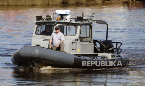  Sebuah kapal Angkatan Laut berlayar di InterCoastal Waterway di North Myrtle Beach, S.C., Selasa, 7 Februari 2023. Dengan menggunakan drone bawah air, kapal perang, dan kapal tiup, Angkatan Laut melakukan operasi ekstensif untuk mengumpulkan semua potongan mata-mata China yang besar balon jet tempur AS ditembak jatuh di lepas pantai Carolina Selatan pada hari Sabtu.