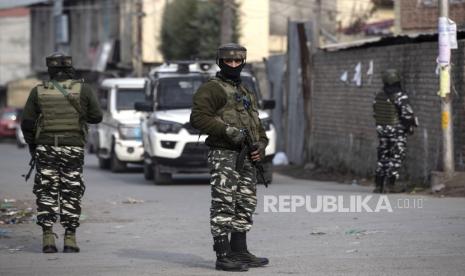 Komandan TRF meninggal dalam baku tembak dengan militer India. Personel paramiliter India berjaga di dekat lokasi serangan militan di Srinagar, Kashmir, India.