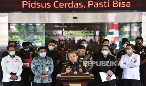 Jaksa Agung Muda Pidana Khusus (Jampidsus) Ali Mukartono (tengah) memberikan keterangan kepada wartawan di Kejaksaan Agung, Jakarta, Selasa (8/9/2020). Dalam penyidikan kasus dugaan suap jaksa Pinangki Sirna Malasari terkait pengurusan pengajuan fatwa MA untuk membebaskan Djoko Tjandra, Kejaksaan Agung menggandeng KPK, Kemenko Polhukam, Badan Reserse Kriminal Polri dan Komisi Kejaksaan bertujuan agar proses penyidikan dilakukan lebih transparan. 