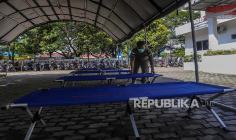 Petugas keamanan memeriksa fasilitas kesehatan di tenda darurat di Rumah Sakit Umum Daerah (RSUD) Embung Fatimah, Batam, Kepulauan Riau. (ilustrasi)