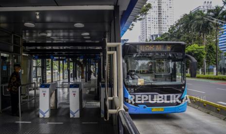 Bus Transjakarta menunggu penumpang di Halte Transjakarta Gelora Bung Karno, Jakarta. Pengamat Energi Iwa Garniwa mengatakan kendaraan berbasis bahan bakar gas atau BBG perlu mendapatkan insentif sama seperti kendaraan listrik untuk mendorong optimalisasi target bauran energi di Indonesia.