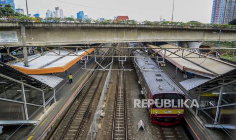 Suasana di Stasiun Tanah Abang, Jakarta Pusat, Senin (3/5).