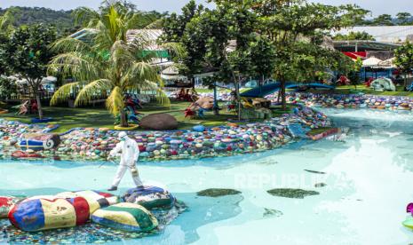 Petugas menyemprotkan cairan disinfektan di objek wisata Cikao Park, Purwakarta, Jawa Barat (ilustrasi). emerintah Kabupaten Purwakarta, Jawa Barat, mengizinkan tempat-tempat wisata di wilayahnya tetap dibuka selama libur Natal 2021 dan Tahun Baru 2022.