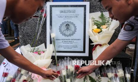 Sejumlah siswa meletakkan bunga sebagai dukungan dan doa usai Aksi Usut Tuntas Kasus Penembakan Siswa di depan SMKN 4 Semarang, Semarang, Jawa Tengah, Selasa (26/11/2024).