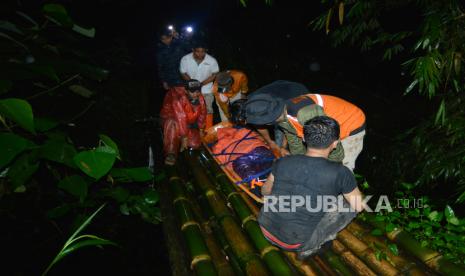 Tim SAR melakukan evakuasi korban erupsi Gunung Marapi yang mengalami luka bakar di jalur pendakian. Gubernur Sumbar minta masyarakat waspada dan tidak panik soal erupsi Gunung Marapi.