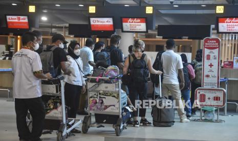 Sejumlah penumpang antre untuk melakukan proses check-in di Bandara Internasional Lombok, Praya, Lombok Tengah, NTB, Ahad (16/10/2022). PT Angkasa Pura I Bandara Internasional Lombok, Nusa Tenggara Barat memperkirakan puncak arus balik Lebaran 2023 di bandara tersebut akan mencapai 7.500 orang baik yang datang maupun berangkat.