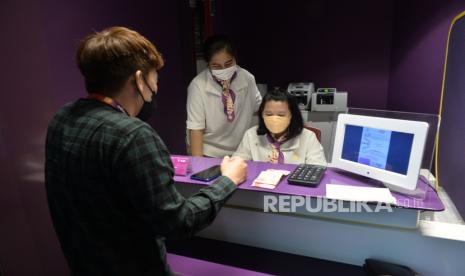 Staf teller melayani nasabah di Kantor Bank Jago, Jakarta, Selasa (7/2/2023). Bank Jago sebagai salah satu bank digital di tanah air terus memperluas ekosistem dan diversifikasi risiko demi meningkatkan akses keuangan kepada masyarakat.