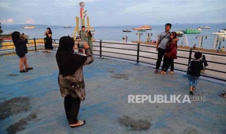 Pengunjung berfoto di objek wisata Pantai Anjungan Ternate Landmark di Kota Ternate, Maluku Utara. Ternate Landmark merupakan salah satu ikon Kota Ternate yang ramai dikunjungi wisatawan saat liburanKantor Bahasa Provinsi Maluku Utara menyatakan ada lima bahasa daerah akan direvitalisasi melalui Rapat Koordinasi Revitalisasi Bahasa Daerah Maluku Utara tahun 2023 /ilustrasi. 