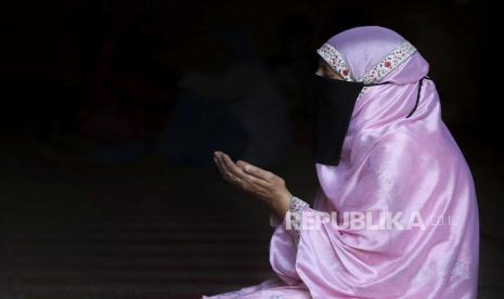 Seorang wanita Muslim Kashmir berdoa di Masjid Jamia, masjid agung Srinagar, ibu kota musim panas Kashmir India, 06 Agustus 2021. 