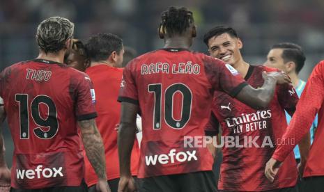 Pasukan AC Milan melakukan selebrasi. 