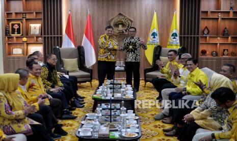 Ketua Umum Partai Golkar, Airlangga Hartarto (kiri) bersama Gubernur Jawa Barat Ridwan Kamil (kanan) saat melakukan pertemuan politik di kantor DPP Partai Golkar, Jakarta Barat, Rabu (18/1/2023). Ridwan Kamil atau Kang Emil resmi bergabung dengan Partai Golkar setelah Ketua Umum Airlangga Hartarto menyerahkan kartu tanda anggota (KTA) dan jas warna kuning Partai Golkar.