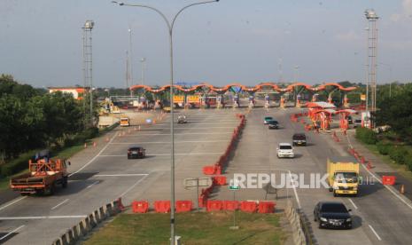 Sejumlah kendaraan melintas di Tol Cipali Palimanan, Cirebon, Jawa Barat. Pemerintah menyatakan larangan mudik dan melakukan pengendalian arus balik untuk mencegah wabah COVID-19