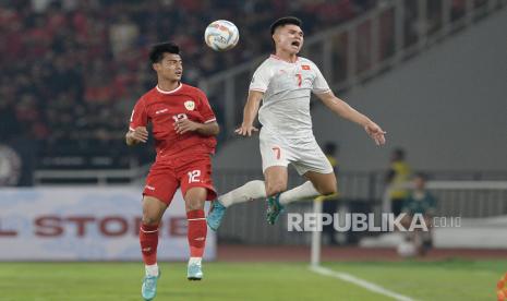 Pemain Timnas Indonesia Pratama Arhan berebut bola dengan pemain Vietnam dalam pertandingan Kualifikasi Piala Dunia 2026 di Stadion Gelora Bung Karno, Senayan, Jakarta, Kamis (21/3/2024). Pada pertandingan itu Indonesia menang dengan skor 1-0. Gol timnas Indonesia lahir dari kaki Egy Maulana Vikri di menit ke-52.