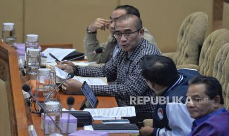 Ketua KPU Hasyim Asyari saat mengikuti rapat dengar pendapat (RDP) bersama Komisi II DPR terkait penyelenggaraan Pemilu 2024 di kompleks Parlemen, Jakarta, Senin (5/2/2024). RDP yang menghadirkan KPU, Bawaslu, DKPP, dan Kemendagri tersebut membahas kesiapan penyelenggaraan Pemilu 2024 dan isu-isu terkini terkait pesta demokrasi itu.