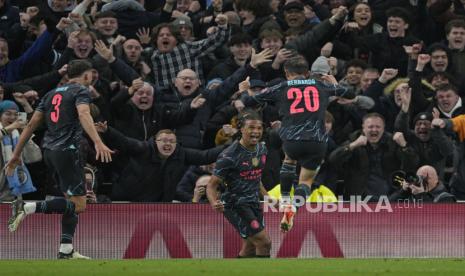 Nathan Ake dari Manchester City, tengah, melakukan selebrasi setelah mencetak gol pembuka pada pertandingan sepak bola putaran keempat Piala FA Inggris antara Tottenham Hotspur dan Manchester City di London, Sabtu (27/1/2024) dini hari WIB.