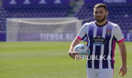  Pemain baru Real Valladolid dari Israel, Shon Weismann berpose saat presentasinya di stadion Jose Zorrilla di Valladolid, Spanyol, 10 September 2020.